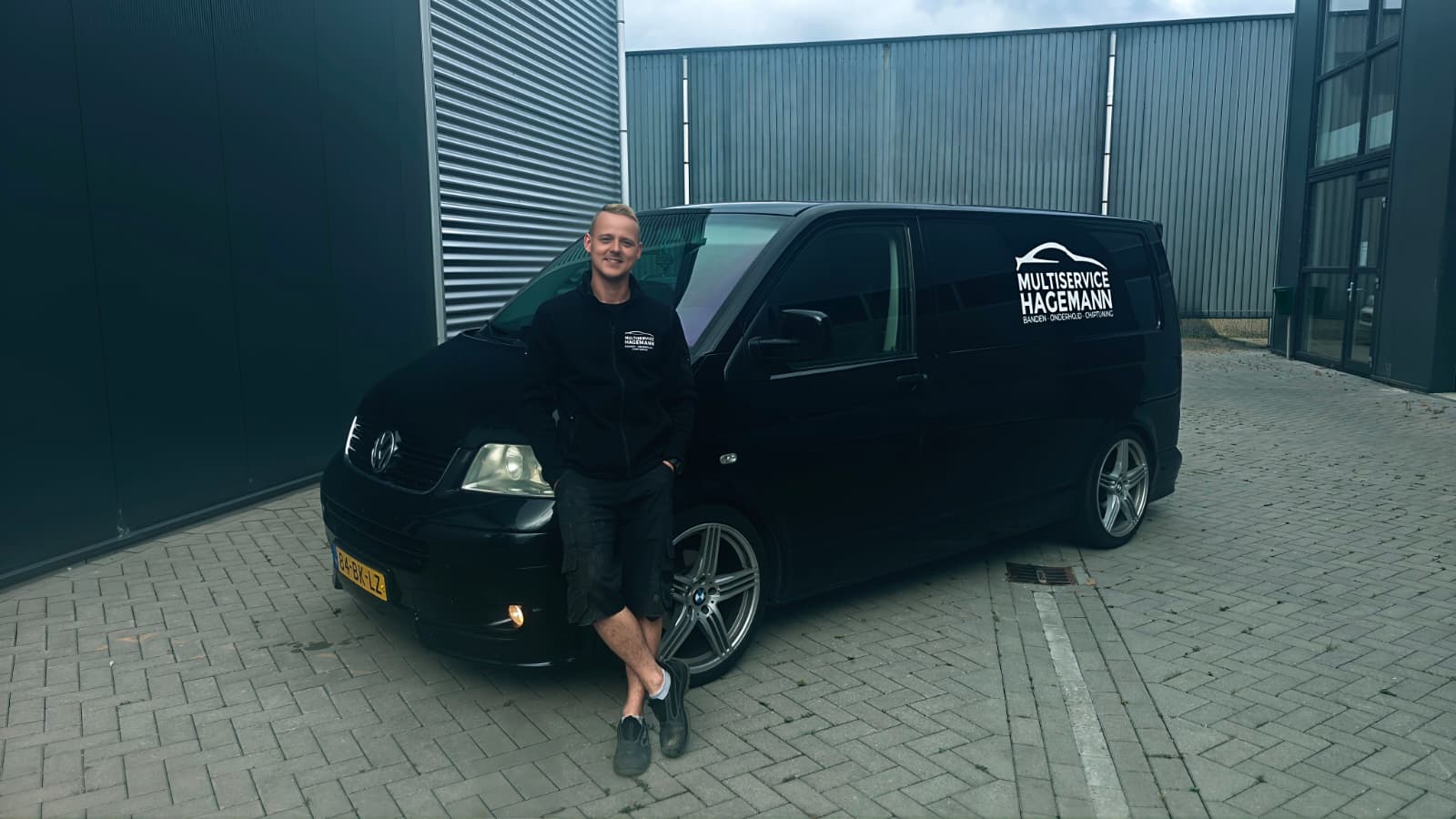 Andy Hagemann bij de bedrijfsbus van Multiservice Hagemann