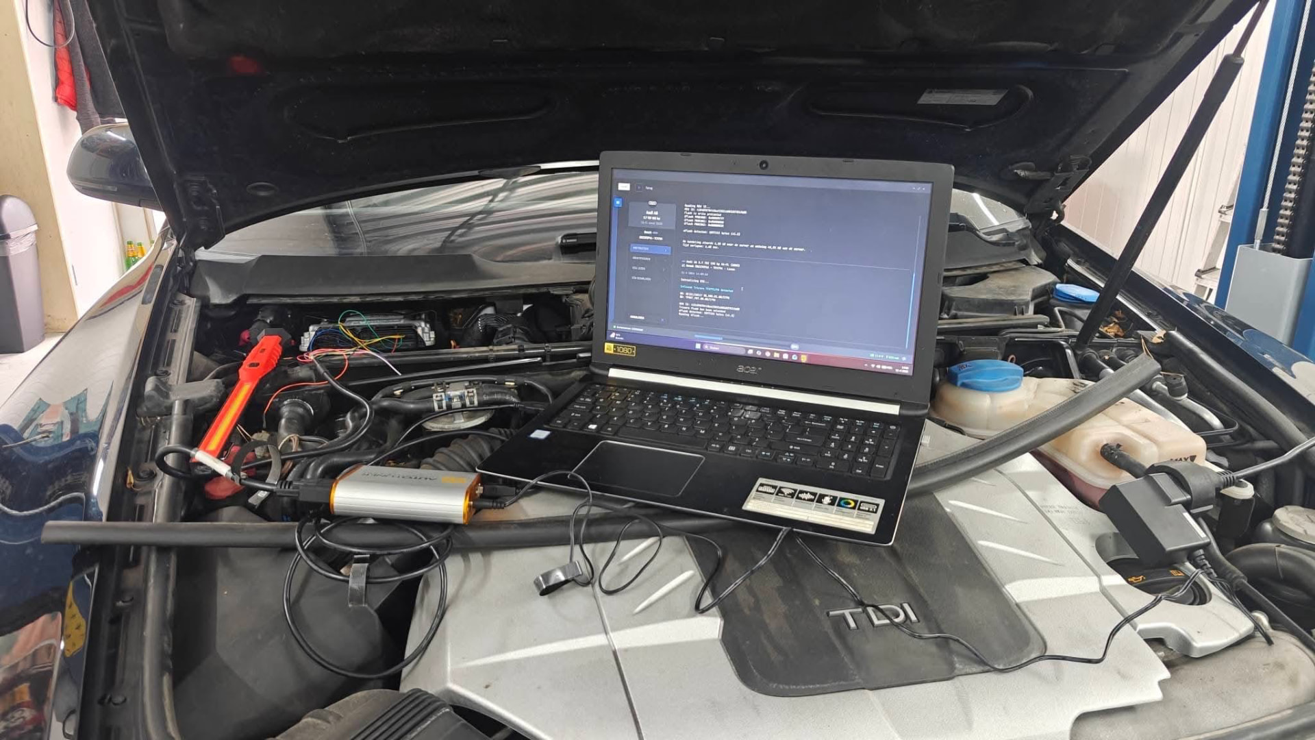 Auto wordt uitgelezen en getuned met laptop in de werkplaats